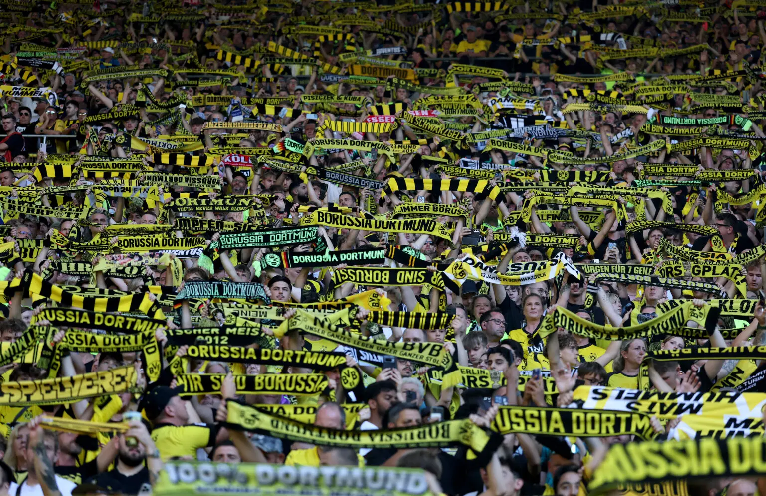 Borussia Dortmund seit 25 Jahren an der Börse. Der BVB schafft eine emotionale Balance zwischen Kommerz und "echter Liebe" der Fans.