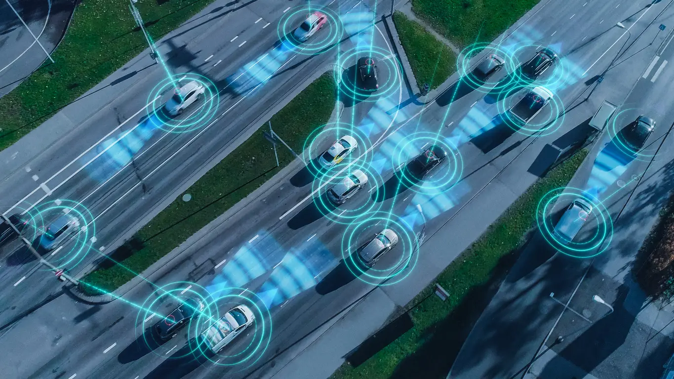 Ein autonomes Fahrzeug erkennt ein unerwartetes Hindernis und übermittelt diese Information binnen Mikrosekunden an alle Fahrzeuge in der Umgebung. Keine Verzögerung, keine Datenverluste – nur blitzschnelle, zuverlässige Kommunikation, die Leben rettet