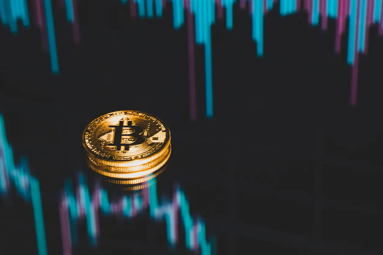 Die Markets in Crypto-Assets (MiCA) Regulierung, seit Ende 2024 vollständig in Kraft, schafft erstmals einen einheitlichen Rechtsrahmen für alle 27 EU-Mitgliedstaaten.