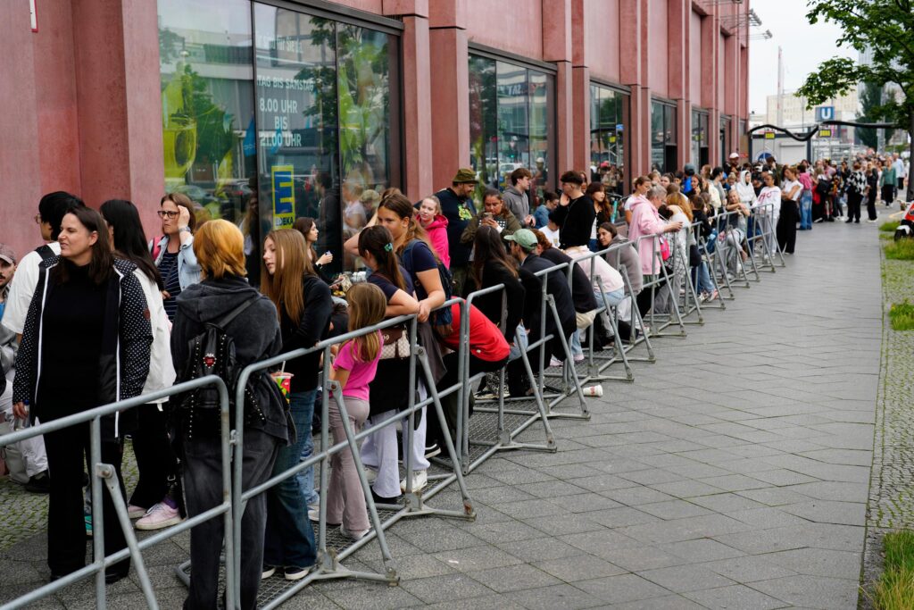 LAbubu Hype ist in Berlin angekommen. Laneg Menschenschlagen vor Po Mart Store.