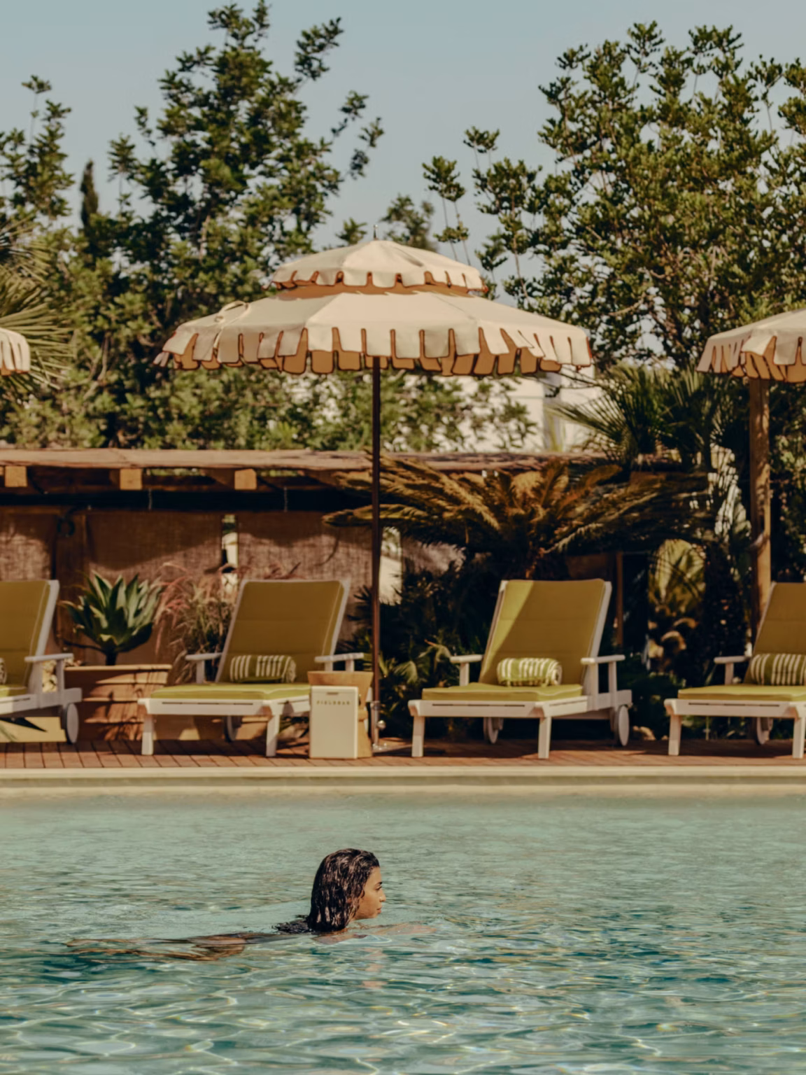 Der Luxus-Memberclub Soho House kehrt nach nur drei Jahren auf dem Börsenparkett in private Hände zurück – und das mit einem Deal, der aufhorchen lässt. Die MCR Hotels-Gruppe übernimmt den exklusiven Club der Kreativen für 2,7 Milliarden Dollar.