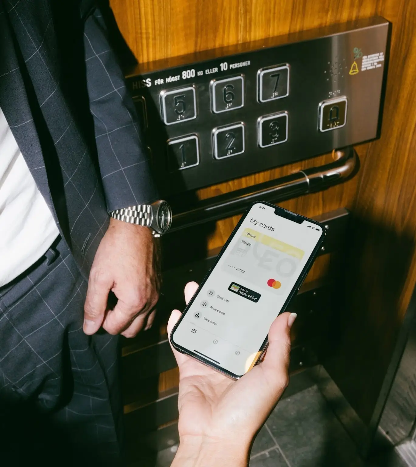 Der neu geschaffene "Pleo Investment Account" ermöglicht es Unternehmen, ihre überschüssige Liquidität direkt aus der bekannten Pleo-App in risikoarme Geldmarktfonds zu investieren. Die technologische Basis liefert lemon.markets mit seiner API-first Brokerage-Infrastruktur, die sämtliche Prozesse vom Onboarding über die Ausführung bis hin zu Verwahrung und Reporting abdeckt.