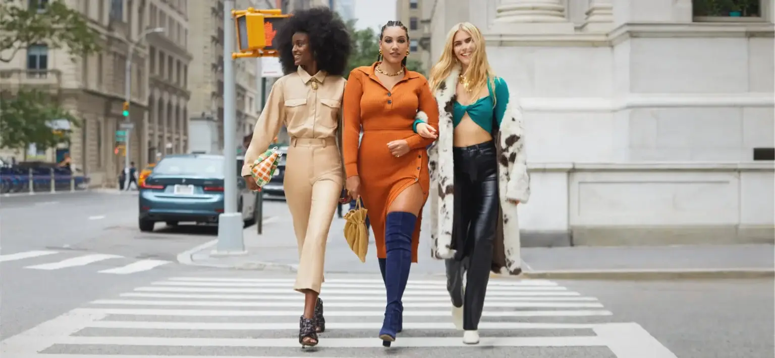 nnifer Hyman erkannte 2008 eine grundlegende Wahrheit: Frauen geben immense Summen für Kleidung aus, die sie nur selten tragen. Nach ihrem Harvard-MBA gründete sie mit Jennifer Fleiss Rent the Runway – ein Konzept, das damals radikal erschien: Designer-Mode nicht kaufen, sondern mieten. Die Idee entstand, als Hymans Schwester ein teures Kleid für eine Hochzeit kaufte, das sie nur einmal tragen würde.