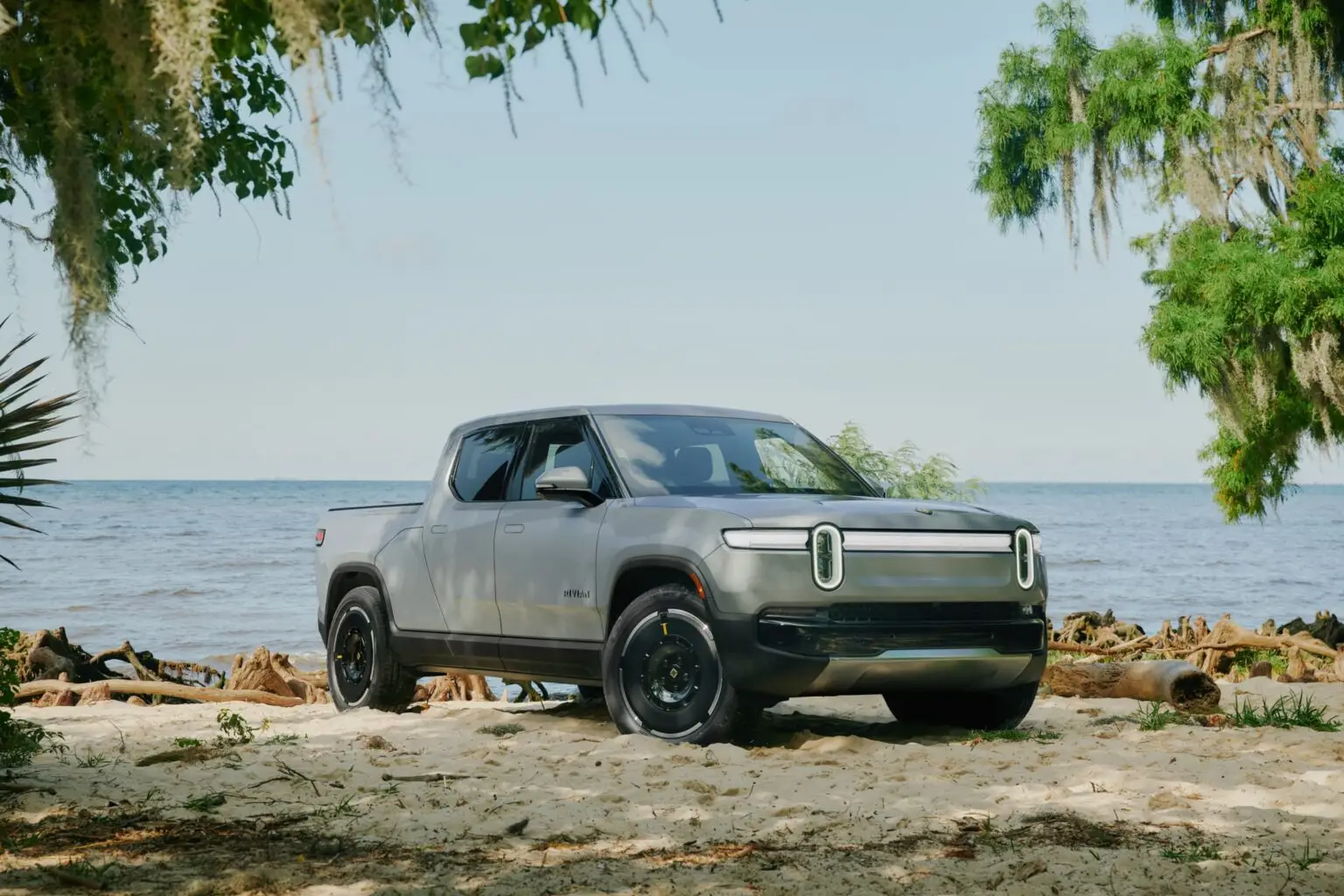 Rivian verschmelzt technologische Innovation mit einem "Adventure-First"-Ansatz, der die Fahrzeuge zu Begleitern für Outdoor-Enthusiasten macht.