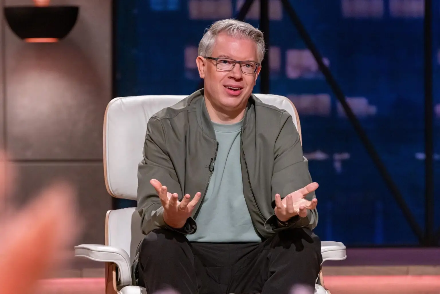 Frank Thelen ist wieder bei "Die Höhle der Löwen". Neue Staffel von "Die Höhle der Löwen": VOX hat das Format nach ein paar Quoten-Beulen in der vergangenen Staffel gründlich durchgelüftet, die Jury mit Familienunternehmerin Dagmar Wöhrl, Beauty-Expertin Judith Williams, Handelsprofi Ralf Dümmel, Wirtschaftsgröße Carsten Maschmeyer und Green-Tech-Investorin Janna Ensthaler kräftig durchgemischt und neue Elemente eingeführt, die dem altbekannten Konzept neues Leben einhauchen.