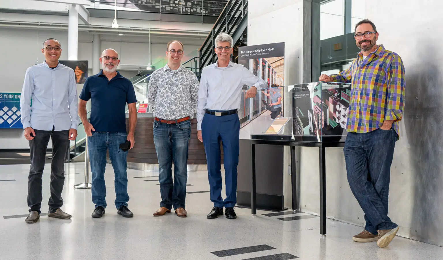 Statt Dutzende oder Hunderte GPUs zu vernetzen, setzt Feldmans Team auf einen einzigen, massiven Chip – den Wafer Scale Engine (WSE).