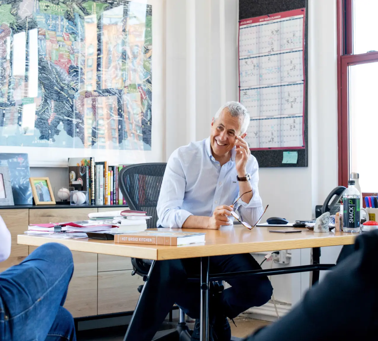 Als Danny Meyer 1985 in Manhattan sein erstes Restaurant eröffnete, ahnte niemand, dass dies der Grundstein für eines der erfolgreichsten Gastronomie-Unternehmen der Welt werden würde. Das Union Square Café verkörperte von Beginn an Meyers Vision: gehobene Küche in entspannter Atmosphäre, kombiniert mit einem neuen Verständnis von Gastfreundschaft. Statt steifer Etikette setzte er auf authentische Herzlichkeit und machte das Restaurant schnell zum Liebling der New Yorker.