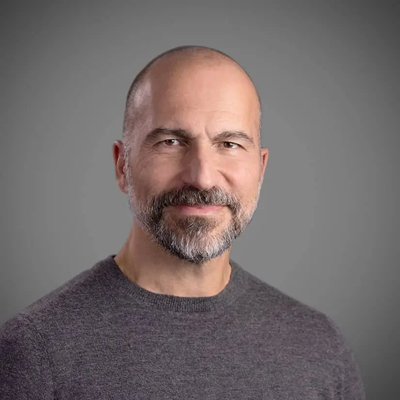 Uber durchläuft unter CEO Dara Khosrowshahi eine fundamentale Transformation. Das Unternehmen entwickelt sich rasant zu einer Mobility-Super-App, die Fahrdienste, Essenslieferungen, Mikromobilität und sogar öffentliche Verkehrsmittel nahtlos integriert.