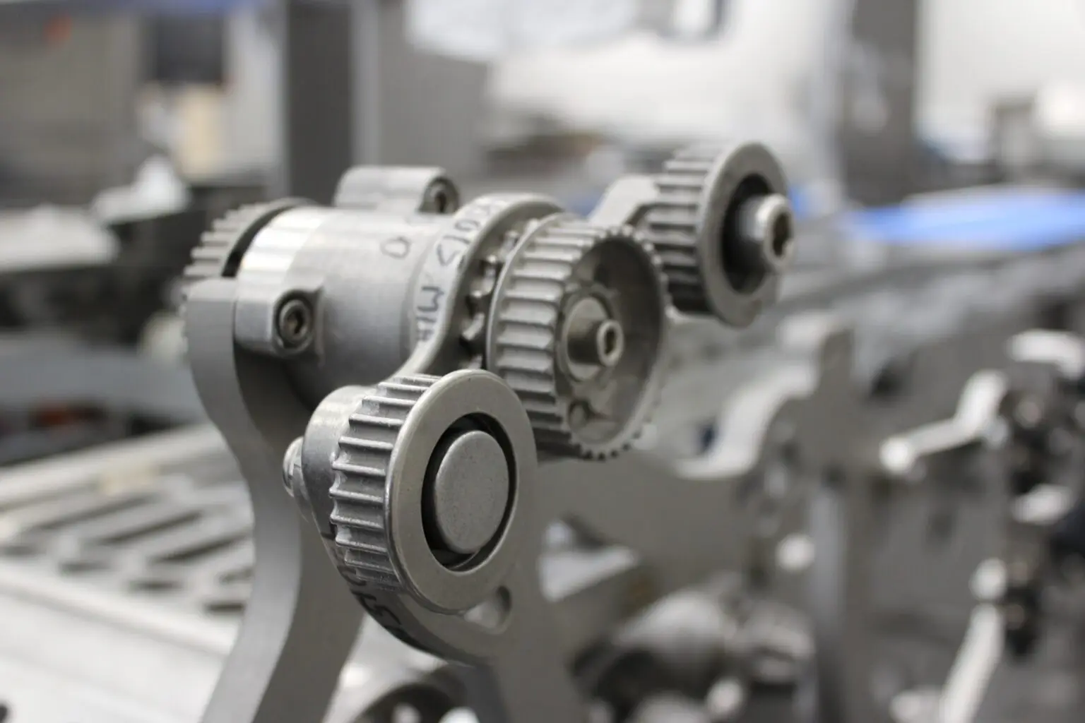 Im Kern von Fulops Strategie steht eine Technologie, die speziell für die Anforderungen der deutschen Industrie wie geschaffen scheint: Binder Jetting. Anders als bei laserbasierter Pulverbettfusion wird beim Binder Jetting ein Bindemittel verwendet, um Metallpulver zu verbinden. Das Ergebnis: deutlich niedrigere Produktionskosten und eine Geschwindigkeit, die den Einsatz in der industriellen Fertigung erst wirtschaftlich macht.