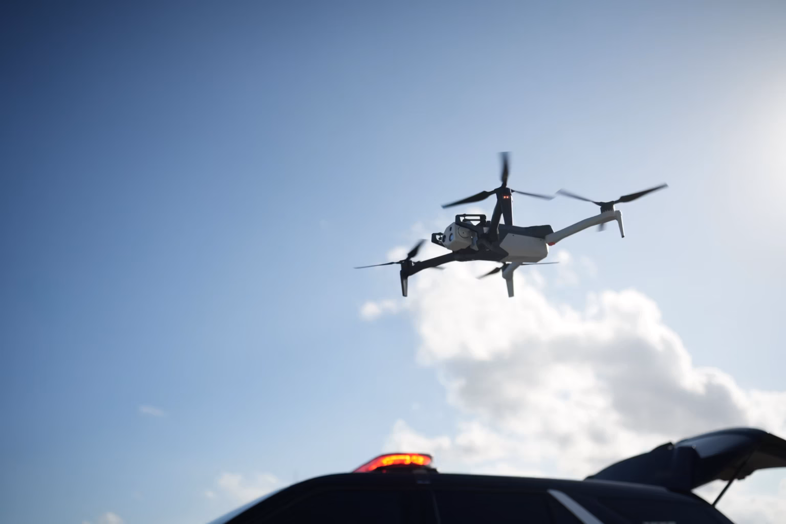 Wenn Drohnen eigenständig navigieren und komplexe Aufgaben erledigen – dann steckt wahrscheinlich Skydio-Technologie dahinter. Das US-Unternehmen unter der Führung von Visionär Adam Bry erobert nun auch den deutschen Enterprise-Markt.