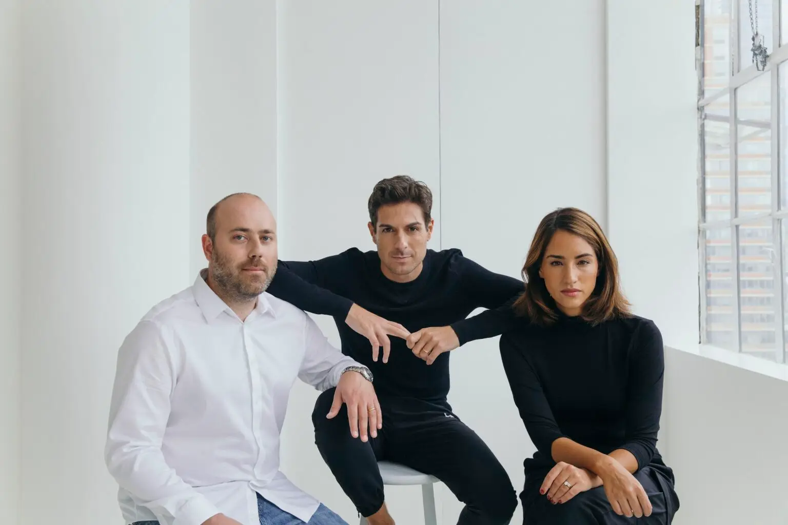 Eight Sleep hat seit seiner Gründung 2014 unter der Führung der Founder Matteo Franceschetti, Massimo Bassi und Alexandra Zatarain eine beeindruckende Entwicklung hingelegt. Das New Yorker Unternehmen hat seinen Umsatz seit Produkteinführung 2019 verzehnfacht und mehr als 500 Millionen Dollar mit seinem Flaggschiff-Produkt "Pod" generiert – einer smarten Matratzenauflage, die Körpertemperatur reguliert und biometrische Daten mit 99-prozentiger Präzision erfasst.