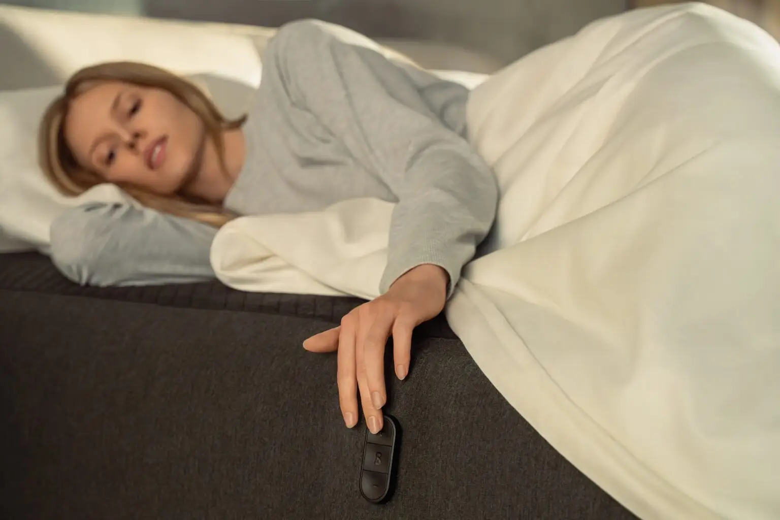 Eight Sleep gehört zu jenen Unternehmen, die traditionelle Industrien mit digitaler Technologie neu erfinden wollen. Ihr "Pod" ist kein gewöhnliches Bett, sondern ein intelligenter Matratzenüberzug, der mit Sensoren, Temperaturreglern und einer KI-gesteuerten App ausgestattet ist. Das Herzstück bildet der "Temperature Autopilot" – eine Technologie, die kontinuierlich die optimale Temperatur für jeden Schlafzyklus berechnet und anpasst.