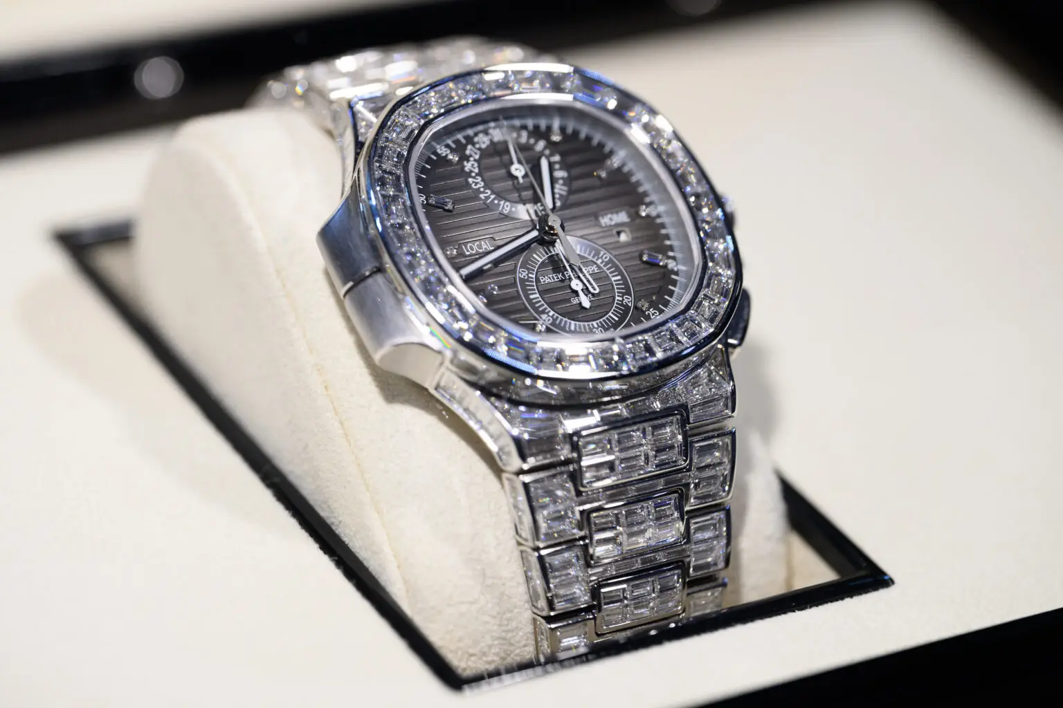 Thierry Stern, seit 2009 CEO und bereits seit 2003 Vizepräsident von Patek Philippe, folgt einer klaren Philosophie: Limitierung statt Massenproduktion. Mit einer jährlichen Produktion von nur etwa 60.000 bis 70.000 Uhren – ein Bruchteil dessen, was Konkurrenten wie Rolex fertigen – schafft er künstliche Verknappung.