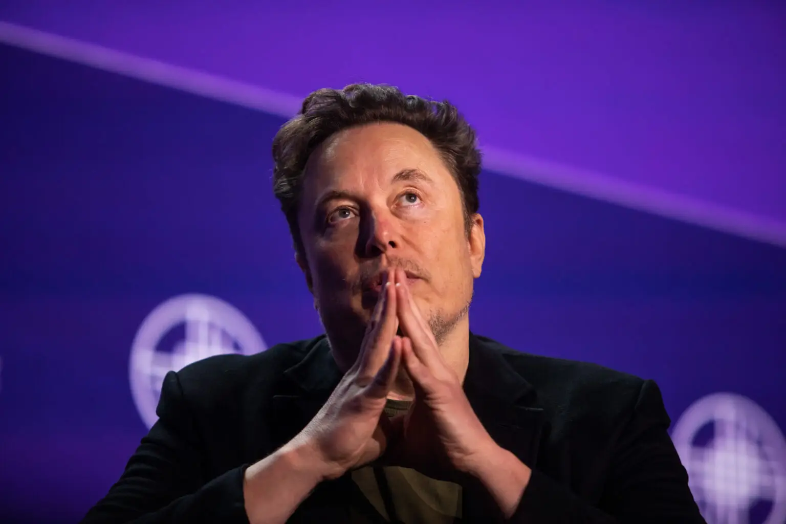 Der nächste große Showdown im KI-Wettbewerb hat begonnen: Elon Musk zieht mit seiner KI-Firma xAI gegen zwei Tech-Giganten vor Gericht. Im Zentrum der Klage steht der Vorwurf eines "anticompetitiven Verhaltens" zwischen Apple und OpenAI, das angeblich darauf abzielt, Musks KI-Chatbot Grok vom Markt zu drängen.
