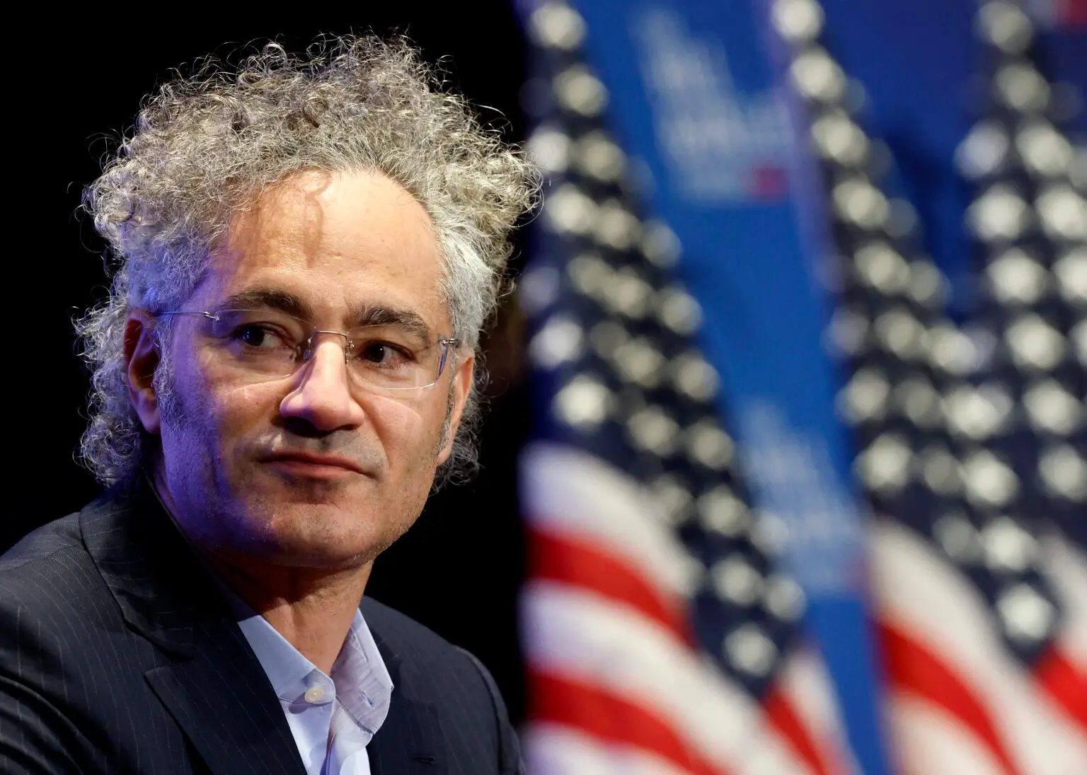 Alex Karp ist kein typischer Silicon-Valley-CEO. Mit einem Doktortitel in Sozialtheorie und seiner unkonventionellen Herangehensweise an Führung und Technologie verkörpert er einen anderen Typus Tech-Unternehmer. Seine Vision: Daten nicht nur zu sammeln, sondern sie in echte Entscheidungsintelligenz zu transformieren – ein Ansatz, der Palantir zu einem der faszinierendsten Player im Enterprise-Analytics-Markt macht.