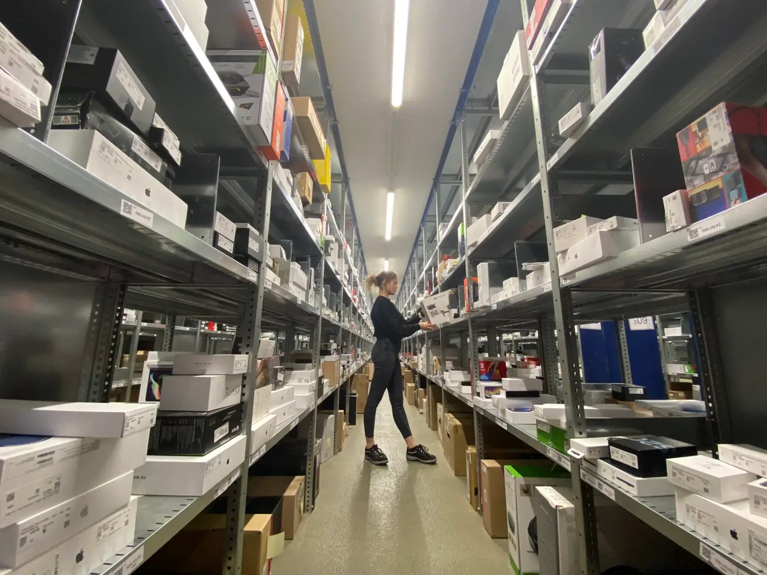 Die Idee hinter Grovers Geschäftsmodell ist bestechend einfach: Warum ein teures Smartphone, einen Gaming-PC oder eine Kamera kaufen, wenn ihr diese Geräte auch für einen Bruchteil des Kaufpreises mieten könnt? Das Hardware-as-a-Service-Konzept (HaaS) ermöglicht genau das – ihr zahlt nur für die tatsächliche Nutzungsdauer und bleibt technologisch immer auf dem neuesten Stand.