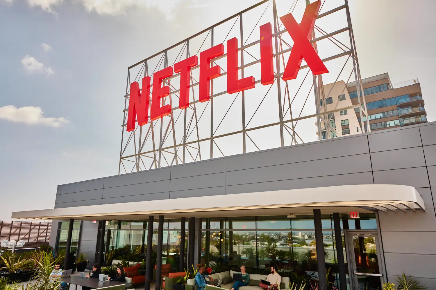 Netflix-Logo in roten Lettern auf Gerüst, ähnlich wie das HOLLYWOOD-Logo.