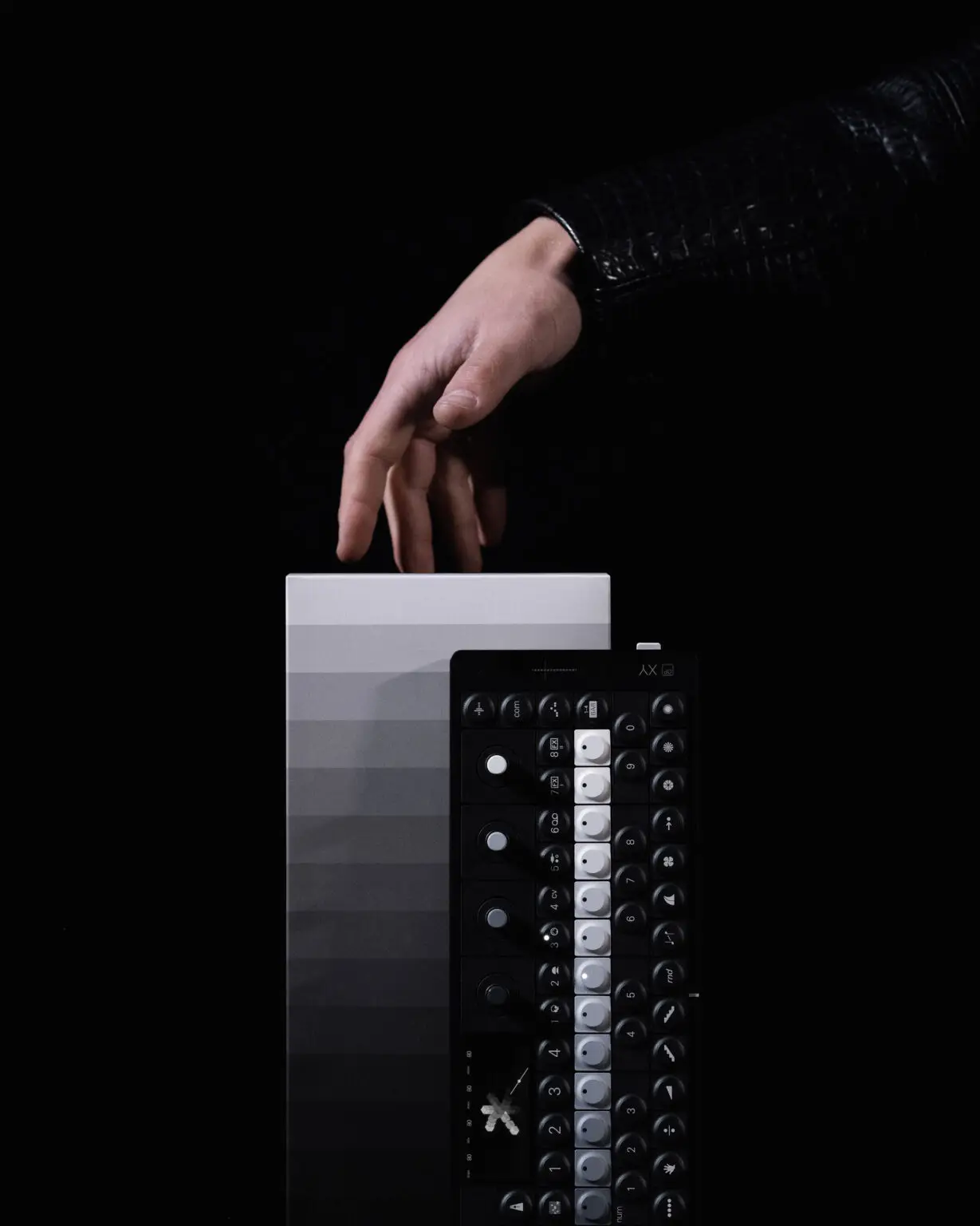 Ein 2.299-USD-Musikgerät, das Führungskräfte vom Burnout retten könnte? Was zunächst wie ein absurdes Luxus-Gadget klingt, entwickelt sich potenziell zum heimlichen Stressmanagement-Tool in Chefetagen. Das OP–XY des schwedischen Design-Unternehmens Teenage Engineering erobert nicht nur Musikstudios, sondern könnte auch die Schreibtische von Executives anziehen, die nach einem kreativen Ausgleich zum digitalen Büroalltag suchen.