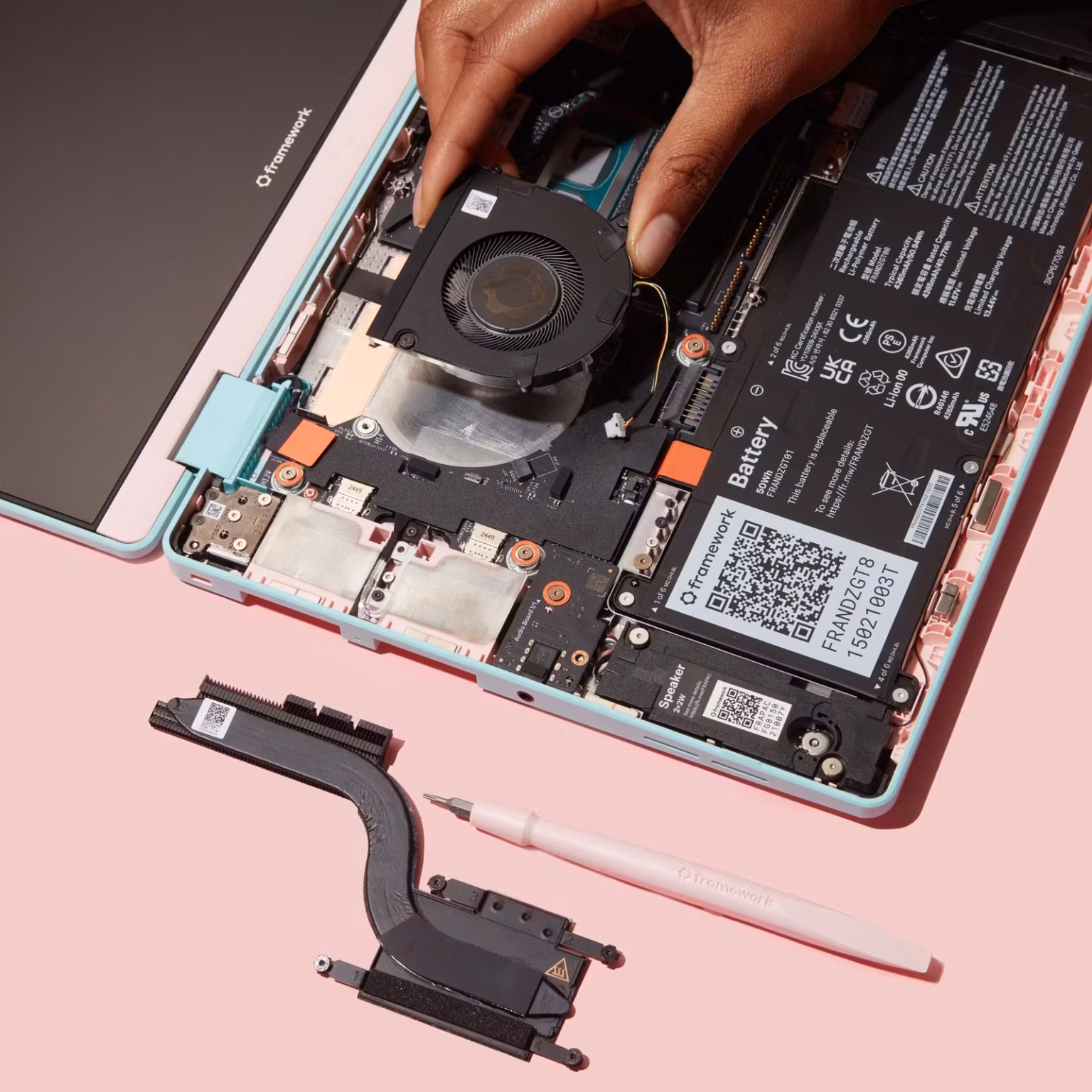 Framework hat mit seinen Laptops einen Weg gefunden, bei dem nicht nur der Akku oder die Festplatte austauschbar sind, sondern viele Bauteile: vom Display über das Mainboard bis hin zu den Anschlüssen.