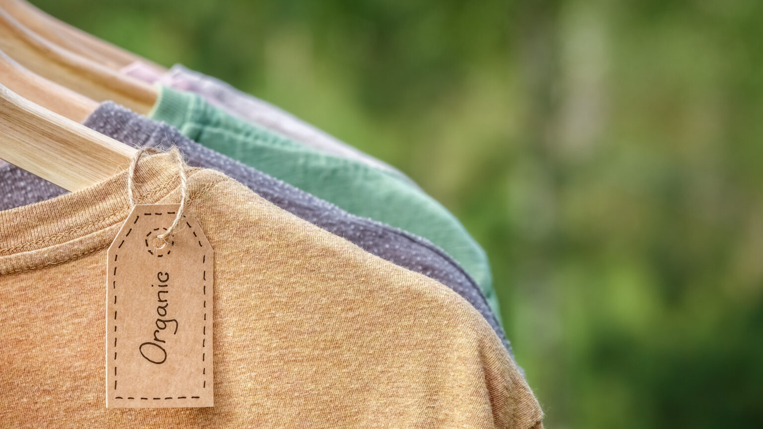 Luxus und Nachhaltigkeit – lange Zeit schien das ein Widerspruch zu sein. Doch während Fast-Fashion-Giganten wie Shein mit Massenware Milliardenumsätze generieren, beschreitet Net-a-Porter einen mutigen Gegenkurs.
