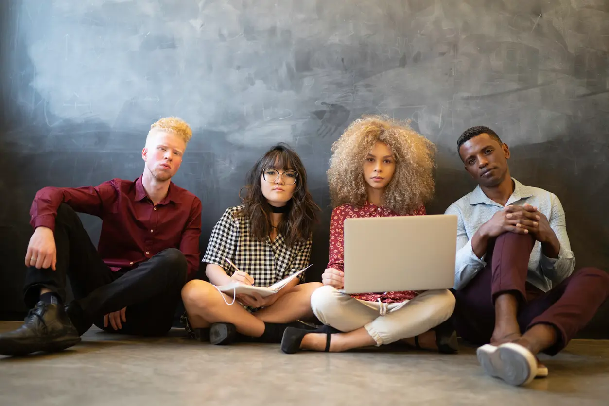 Laut einer Deloitte-Umfrage von 2023 betrachten 49% der Gen Z ihre Arbeit als wichtiger für ihre Identität als Sport, Musik oder Hobbys. Nur Familie und Freunde rangieren noch höher. Und 32% der Gen Z glauben sogar, dass sie die härtesten Arbeiter sind. Das klingt nicht gerade nach einer Generation, die keine Lust auf Arbeit hat. Der wahre Knackpunkt ist ein anderer: Gen Z lebt nicht, um zu arbeiten – sie arbeiten, um zu leben. Ein fundamentaler Unterschied, der von vielen Führungskräften als Faulheit fehlinterpretiert wird. Während der 55-jährige Abteilungsleiter es als Ehrenabzeichen trägt, dass er seit 25 Jahren Überstunden macht und seinen Jahresurlaub nie vollständig nimmt, sieht die 24-jährige Mitarbeiterin darin kein Erfolgsmodell, sondern ein Warnsignal. Diese Generation hat die Burnout-Kultur ihrer Eltern miterlebt und sagt: "Nein, danke." Sie haben beobachtet, wie ihre Eltern für Unternehmen geschuftet haben, die sie bei der ersten Gelegenheit entlassen haben. Sie haben die wirtschaftlichen Krisen, die Pandemie und die zunehmende Prekarisierung der Arbeitswelt erlebt. Ist es da wirklich verwunderlich, dass sie Grenzen setzen?