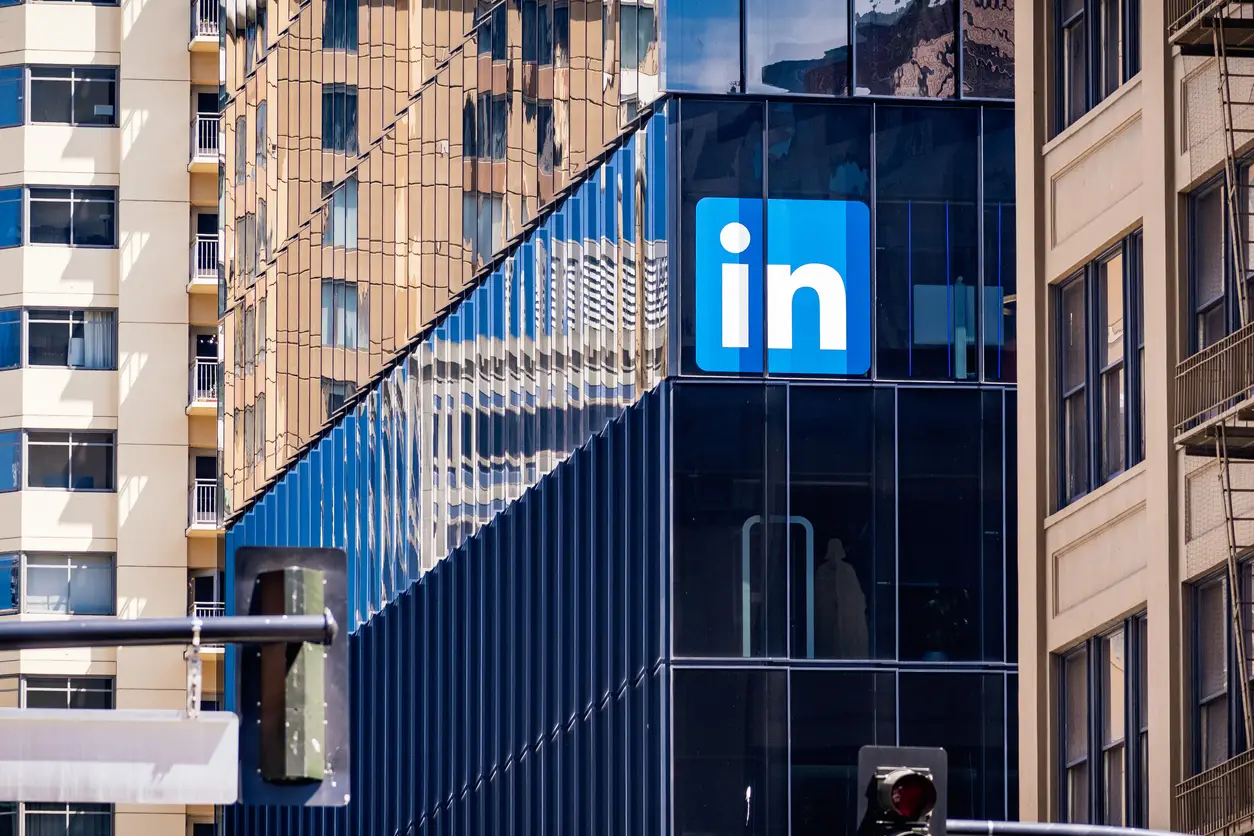 LinkedIn könnte sich in den kommenden Jahren vom reinen Business-Netzwerk zu einer vollwertigen Shopping-Plattform für B2B-Services entwickeln. Bereits heute gibt es erste Ansätze, etwa den Services Marketplace für Freelancer und kleine Unternehmen. Diese hypothetische Integration von Shopping-Elementen würde einen Wendepunkt in der Plattformstrategie markieren.