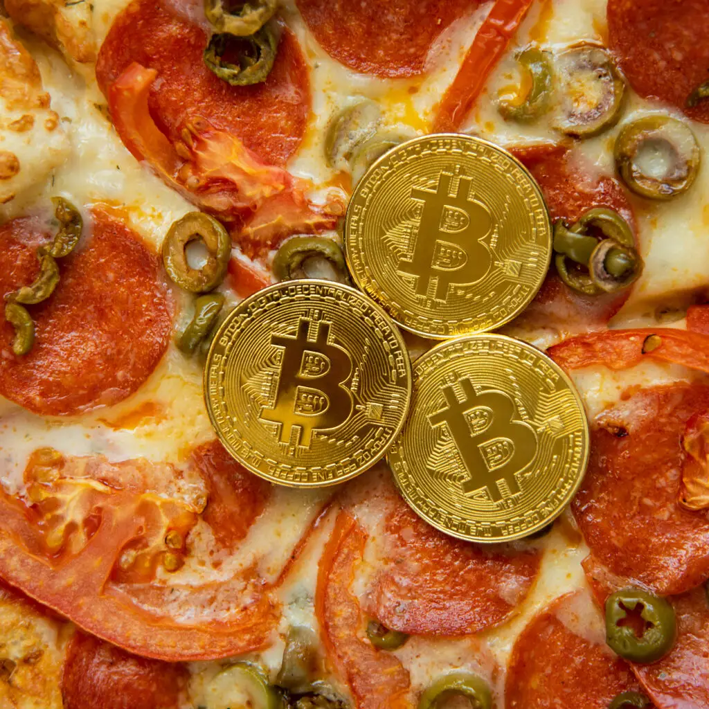 Und dann kam der Pizza-Moment. Am 22. Mai 2010 bestellte ein Programmierer aus Florida zwei Pizzen – Preis: 10.000 Bitcoin. Wert damals: rund 40 Dollar. Wert heute: mehrere hundert Millionen Euro. Ausgerechnet dieses banale Abendessen wurde zur Legende – und zum ersten greifbaren Beweis, dass sich die Idee auch im Alltag einsetzen ließ.
