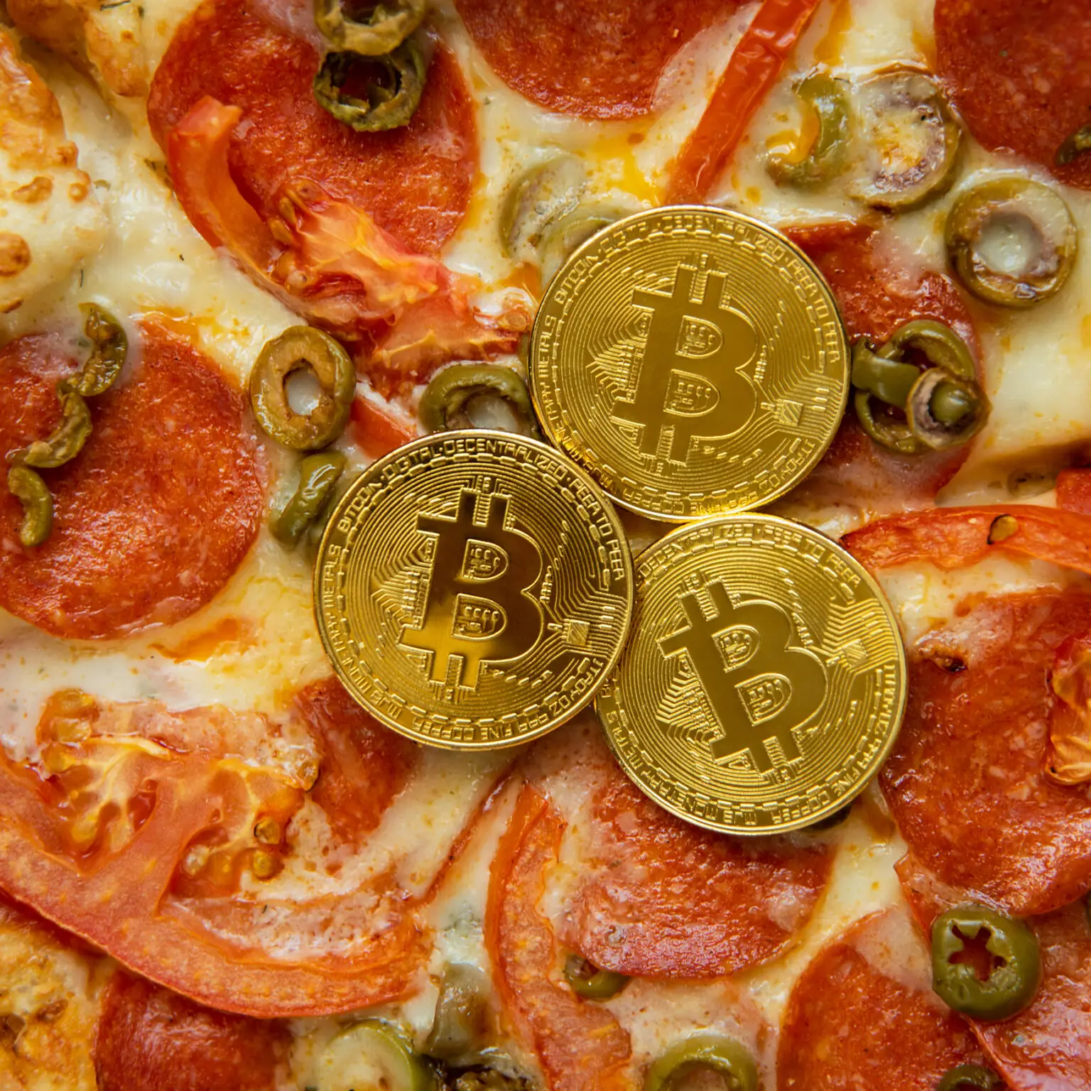 Und dann kam der Pizza-Moment. Am 22. Mai 2010 bestellte ein Programmierer aus Florida zwei Pizzen – Preis: 10.000 Bitcoin. Wert damals: rund 40 Dollar. Wert heute: mehrere hundert Millionen Euro. Ausgerechnet dieses banale Abendessen wurde zur Legende – und zum ersten greifbaren Beweis, dass sich die Idee auch im Alltag einsetzen ließ.