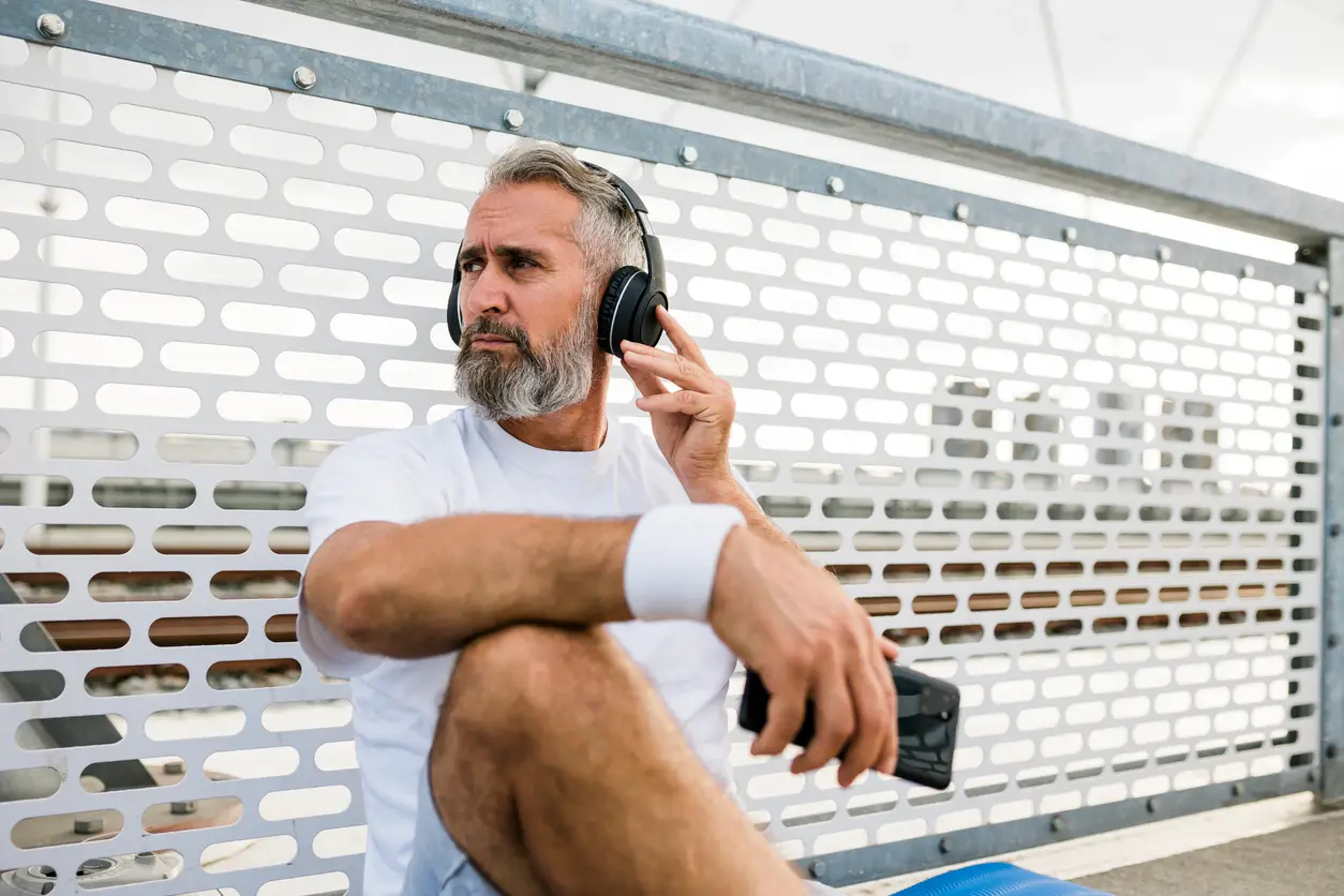 Die Generation X (ca. 1965-1980) – meine Generation – ist die pragmatische Brückengeneration. Wir sind mit einem Fuß im Analogen, mit dem anderen im Digitalen aufgewachsen. Wir erinnern uns noch an Telefonzellen und Kassetten, nutzen aber gleichzeitig selbstverständlich Smartphones und Streaming-Dienste. Wir sind die Übersetzer zwischen den Welten, die Pragmatiker, die zwischen Tradition und Innovation vermitteln.