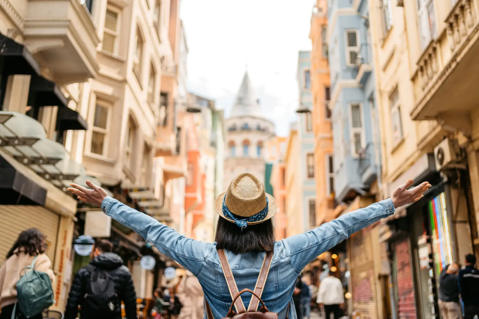 Durch die Einbindung lokaler Experten und die Förderung authentischer Aktivitäten abseits der ausgetretenen Pfade verteilt Airbnb die Besucherströme gleichmäßiger. Gleichzeitig schafft die Plattform eine direkte Wertschöpfung für die lokale Bevölkerung.
