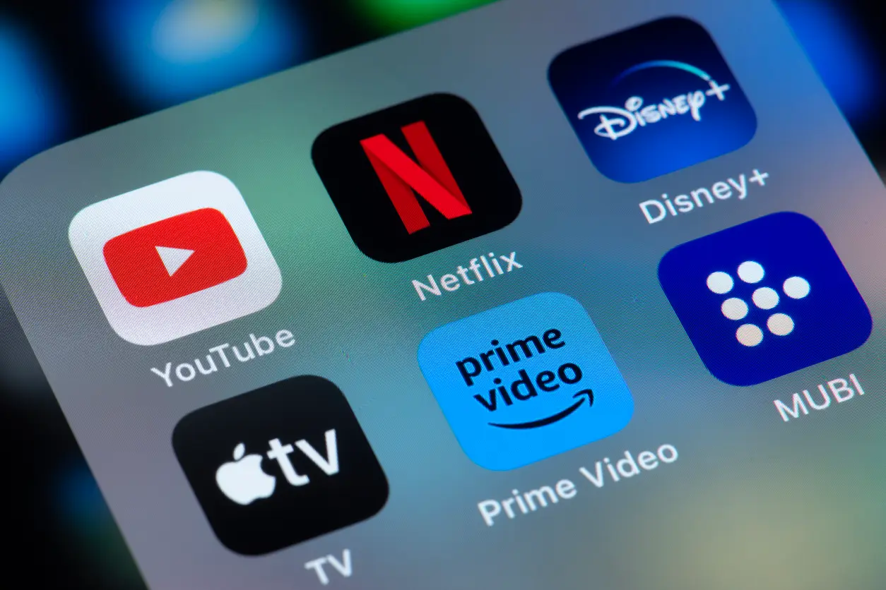 Erstmals verbringen Menschen weltweit mehr Zeit mit Online-Videos als mit klassischem Fernsehen, wie der brandneue "Digital Report 2025" von We Are Social und Meltwater beweist. Menschen mit Internetzugang sehen im Schnitt elf Stunden und 39 Minuten pro Woche Videos auf Plattformen wie YouTube, TikTok oder Facebook und nur noch zehn Stunden und 15 Minuten lineares TV inklusive Streamingdienste wie Netflix.