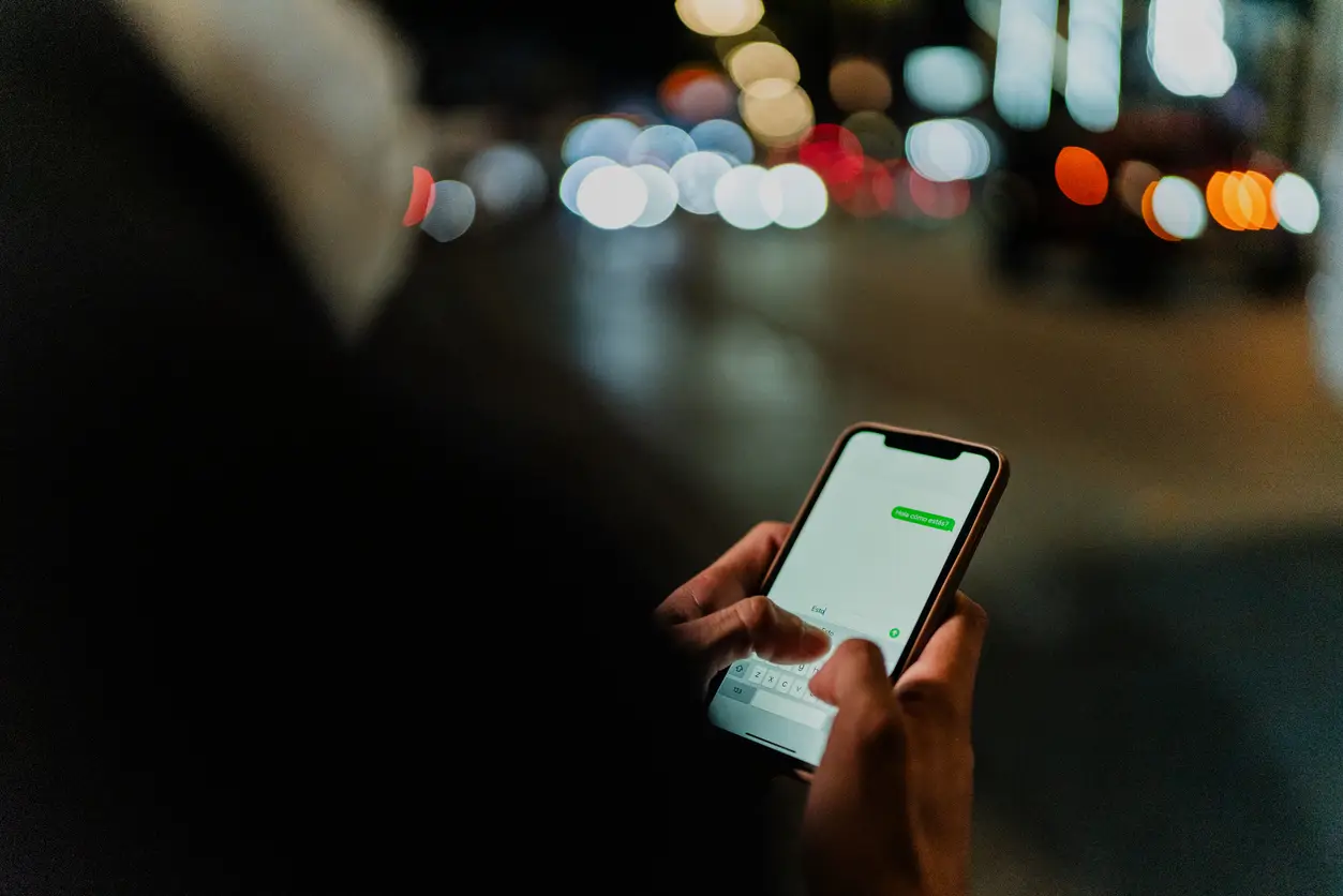 "Advanced Chat Privacy" ist darauf ausgelegt, den Export von Chats und das automatische Herunterladen von Medien zu blockieren. Diese Funktion stellt sicher, dass Chat-Inhalte nicht ohne Erlaubnis außerhalb von WhatsApp verwendet werden können.