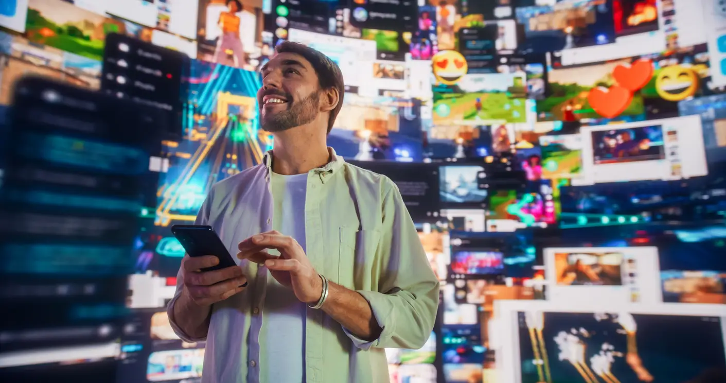 Nach allem, was wir gesehen haben: Wer wird das Rennen um Budgets, Reichweite und Vertrauen machen? Die Antwort ist weniger eindeutig, als viele Influencer-Enthusiasten oder TV-Traditionalisten es gerne hätten. Influencer Marketing hat die Nase vorn, wenn es um Wachstum, Engagement und direkte Konversion geht. Die Zahlen sprechen eine deutliche Sprache: Mit einer jährlichen Wachstumsrate von über 33 Prozent ist dieser Kanal auf dem Vormarsch und wird weiter Budgets von klassischen Medien abziehen. Klassische Werbung bleibt jedoch relevant für breite Reichweite, Markenaufbau und bestimmte Zielgruppen. Sie wird nicht verschwinden, sondern sich transformieren – und zunehmend mit digitalen und Influencer-getriebenen Elementen verschmelzen. Die wahren Gewinner werden jene Marken sein, die nicht in Silos denken, sondern integrierte Strategien entwickeln. Die Zukunft gehört nicht dem einen oder anderen Kanal, sondern der intelligenten Kombination beider Welten – gestützt durch Datenanalyse, KI und ein tiefes Verständnis der Zielgruppe.