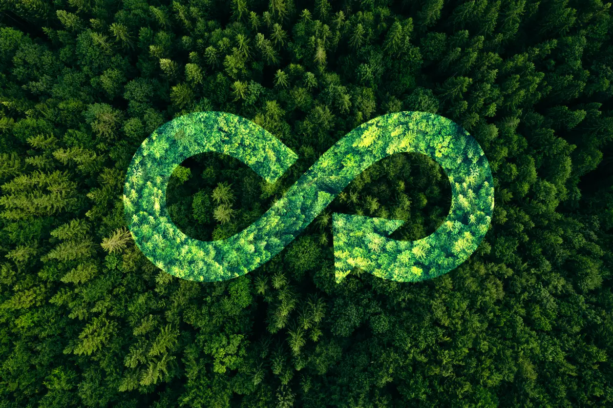 Die Circular Economy markiert den Paradigmenwechsel in der Wirtschaftswelt: Statt Ressourcen einmalig zu nutzen und dann zu entsorgen, werden Materialien, Komponenten und Produkte in kontinuierlichen Kreisläufen gehalten.