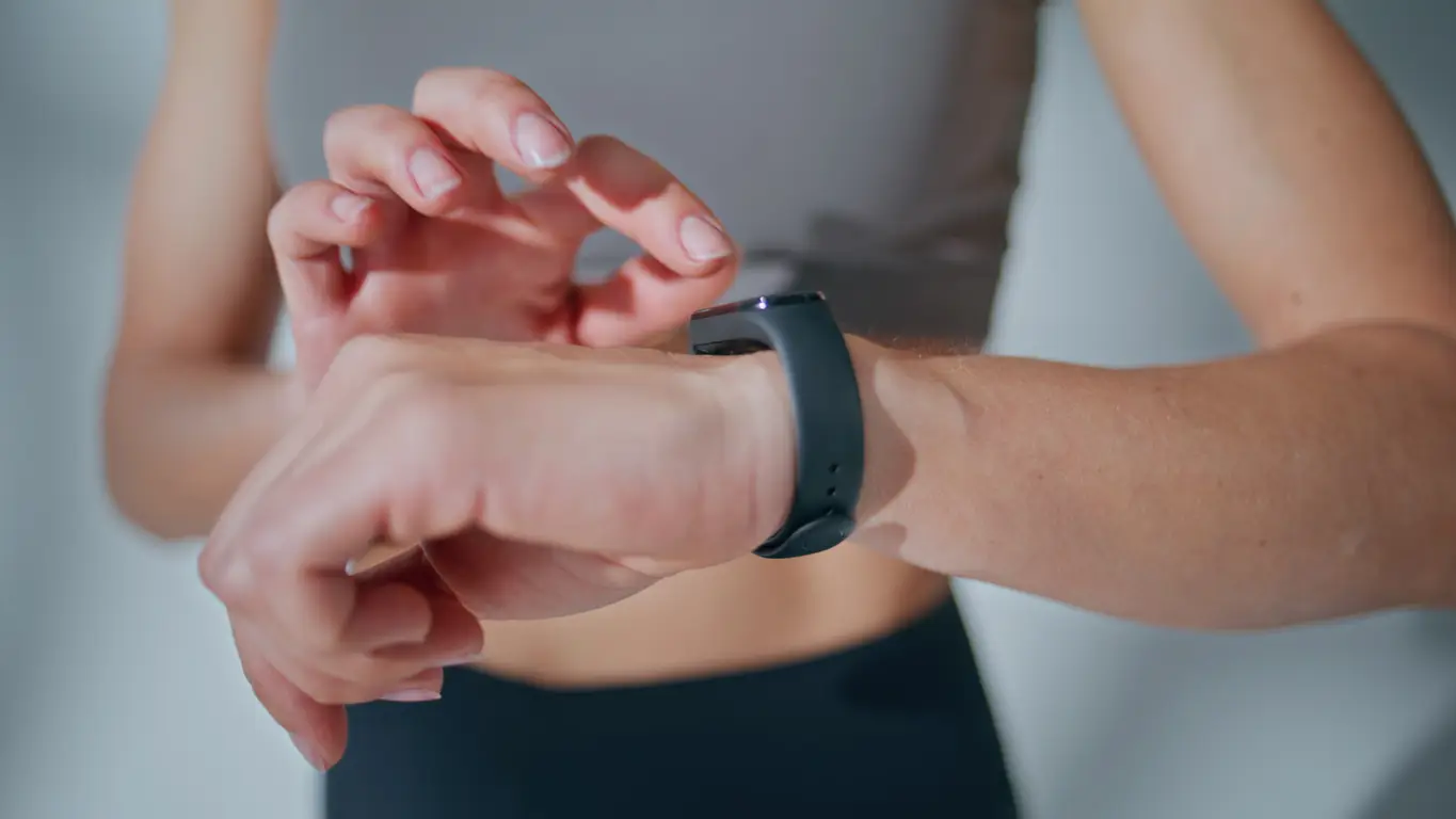 Die Entwicklung der Wearable-Technologie gleicht einem Quantensprung. Was vor gut einem Jahrzehnt mit einfachen Schrittzählern und rudimentären Pulsmessern begann, hat sich zu komplexen Gesundheitsplattformen entwickelt, die kontinuierlich Vitalparameter erfassen, analysieren und interpretieren. Dieser Wandel spiegelt sich besonders deutlich in der Strategie von Branchenpionier Fitbit wider, der seit der Übernahme durch Google sein Angebot konsequent vom reinen Fitness-Tracking zum umfassenden Health-Ecosystem erweitert hat.