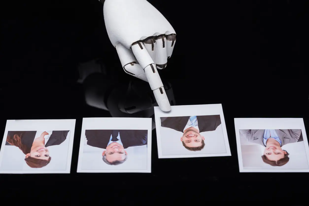 HR mit KI-Unterstützung. Mit präzisen Algorithmen und prädiktiven Modellen kann man nicht nur verborgene Talente entdecken, sondern auch deren Entwicklungspotenzial mit erstaunlicher Genauigkeit vorhersagen.