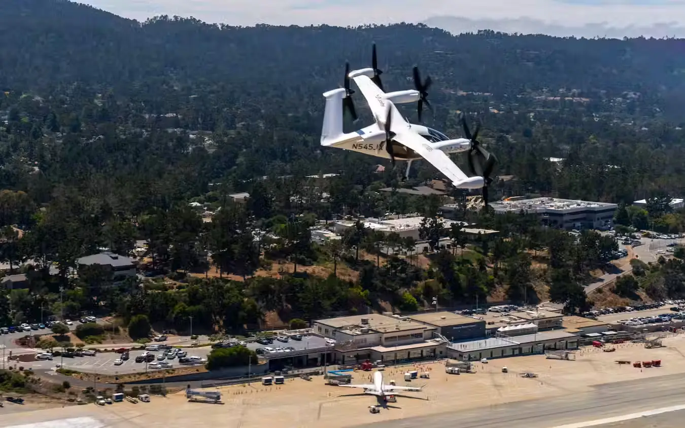 Joby Aviation, einst belächelter Außenseiter im Mobilitätssektor, hat sich zum Vorreiter einer eVol-Branche entwickelt, die unsere Pendlergewohnheiten grundlegend verändern könnte. Die kalifornische Firma hat nicht nur die Technologie für elektrische Senkrechtstart-Flugzeuge (eVTOL) perfektioniert, sondern auch ein Geschäftsmodell entwickelt, das Flugtaxis für den Masseneinsatz erschwinglich macht.