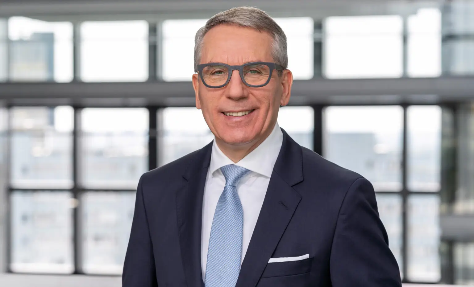 Martin Jetter, ehemaliger IBM-Topmanager und Ex-Aufsichtsratsvorsitzender der Deutschen Börse, wechselt in die Schweiz, um als Präsident der SCION Association eine Internet-Revolution voranzutreiben.