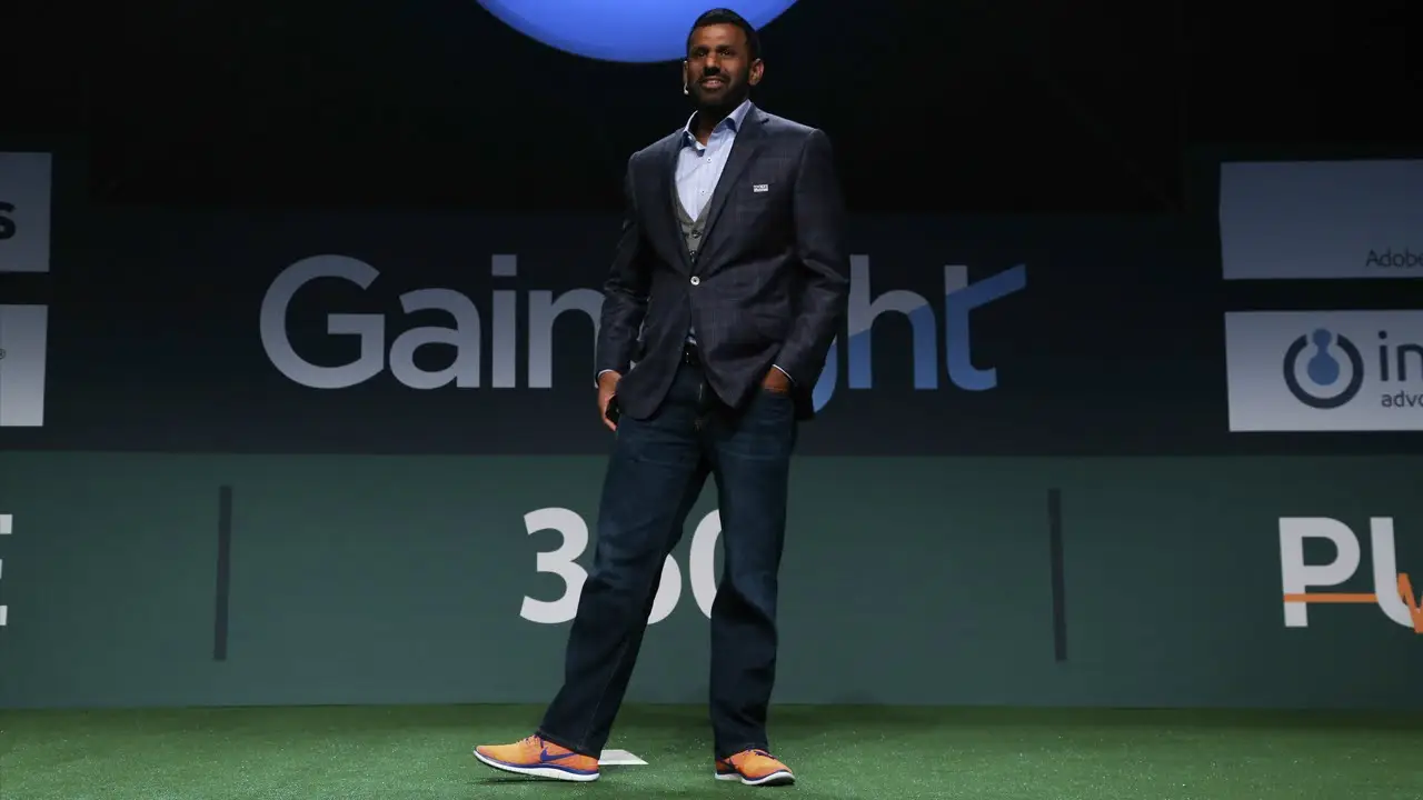 Wer ist Nick Mehta? Der "Godfather of Customer Success" Nick Mehta verkörpert den Prototyp des visionären Tech-CEOs – mit einem entscheidenden Unterschied: Statt sich nur auf Neukundengewinnung zu konzentrieren, erkannte er früh das Potenzial langfristiger Kundenbeziehungen. Seine Karriere führte ihn über Führungspositionen bei Veritas Software und Symantec zur CEO-Rolle bei LiveOffice, bevor er im Februar 2013 die Leitung von Gainsight übernahm. Dort entwickelte er nicht nur ein Unternehmen, sondern definierte eine ganze Branche neu. Was Mehta besonders auszeichnet? Seine Fähigkeit, komplexe Geschäftsstrategien mit authentischer Menschlichkeit zu verbinden. In Podcasts und Interviews betont er regelmäßig: "Customer Success ist keine Abteilung – es ist der Schlüssel zu nachhaltigem Wachstum." Diese Überzeugung formte er zur Unternehmensmission und letztlich zur Grundlage einer eigenständigen Software-Kategorie.