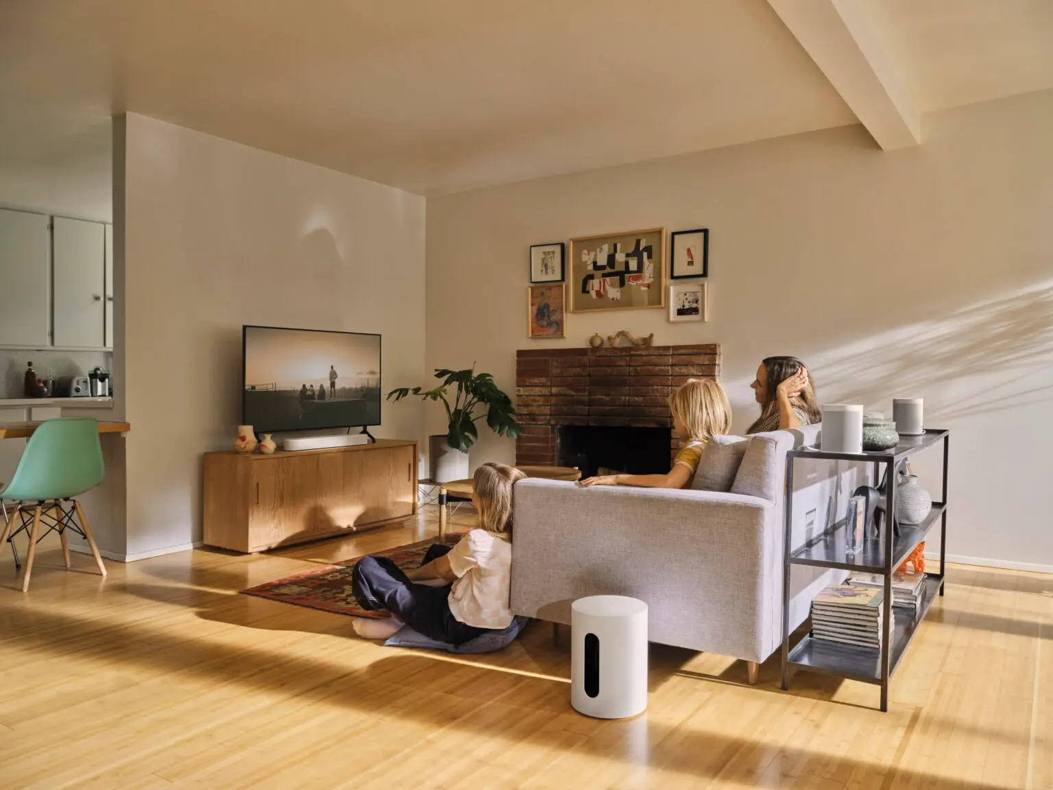 Während Tech-Giganten wie Amazon, Google und Apple um die Vorherrschaft im Smart-Speaker-Markt kämpfen, hat sich Sonos längst als Premium-Alternative etabliert – mit einer klaren Vision: Nicht einfach nur vernetzte Lautsprecher anzubieten, sondern das gesamte Audioerlebnis im Smart Home zu transformieren.