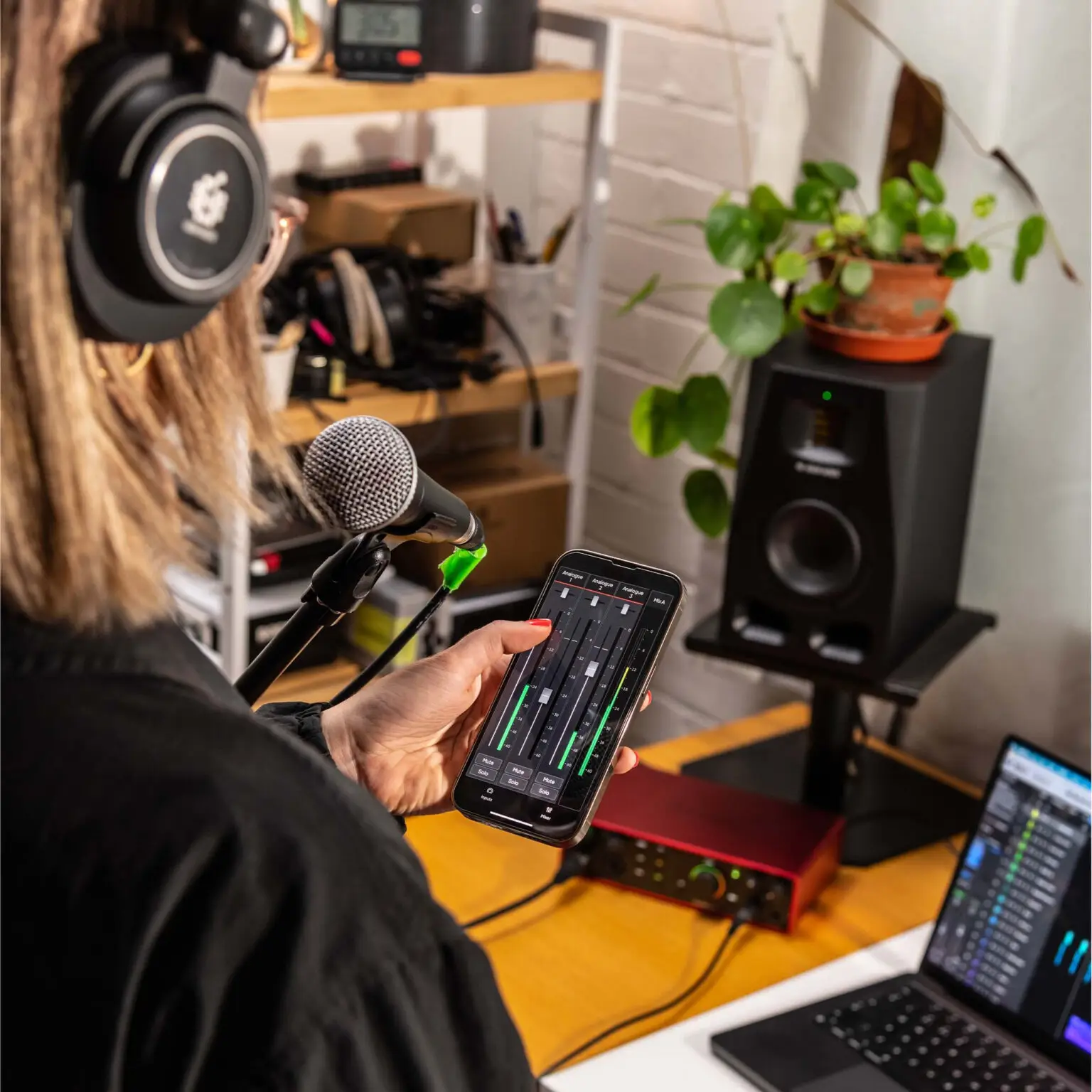 Eine rote Box, kaum größer als ein Taschenbuch, hat die Musikproduktion revolutioniert wie kaum ein anderes Gerät der letzten Dekade. Focusrites Scarlett-Serie hat Millionen von Schlafzimmern in professionelle Aufnahmestudios verwandelt und dabei eine zentrale Barriere niedergerissen: den Zugang zu Profi-Sound.