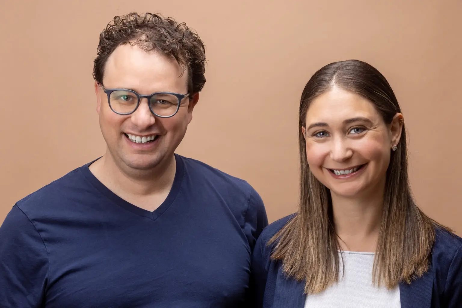 Anthropic hat sich frisches Kapital in Höhe von 13 Milliarden Dollar gesichert und katapultiert seine Bewertung auf atemberaubende 183 Milliarden Dollar post-money valuation. Das von den ehemaligen OpenAI-Mitarbeitern Daniela und Dario Amodei gegründete Unternehmen positioniert sich einmal mehr als ernstzunehmender Herausforderer im hart umkämpften KI-Sektor.