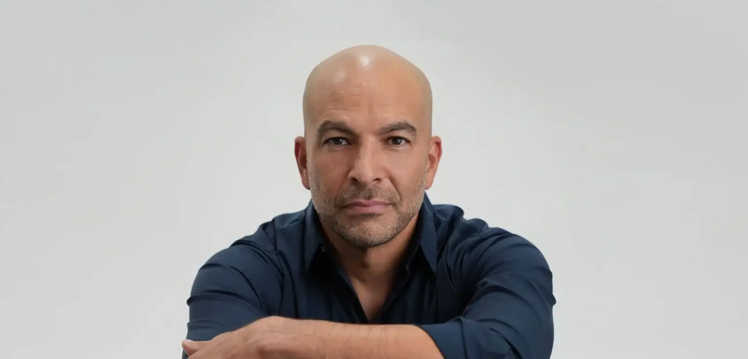 Peter Attia ist kein gewöhnlicher Mediziner. Mit seinem MD von der Stanford University School of Medicine, unvollständiger chirurgischer Ausbildung am Johns Hopkins Hospital und Forschungstätigkeit am National Institutes of Health bringt er einen beeindruckenden akademischen Hintergrund mit. Doch was ihn wirklich auszeichnet, ist sein radikaler Perspektivwechsel: Weg von der reaktiven "Reparaturmedizin" hin zu einem proaktiven Präventionsansatz, den er als "Medicine 3.0" bezeichnet.