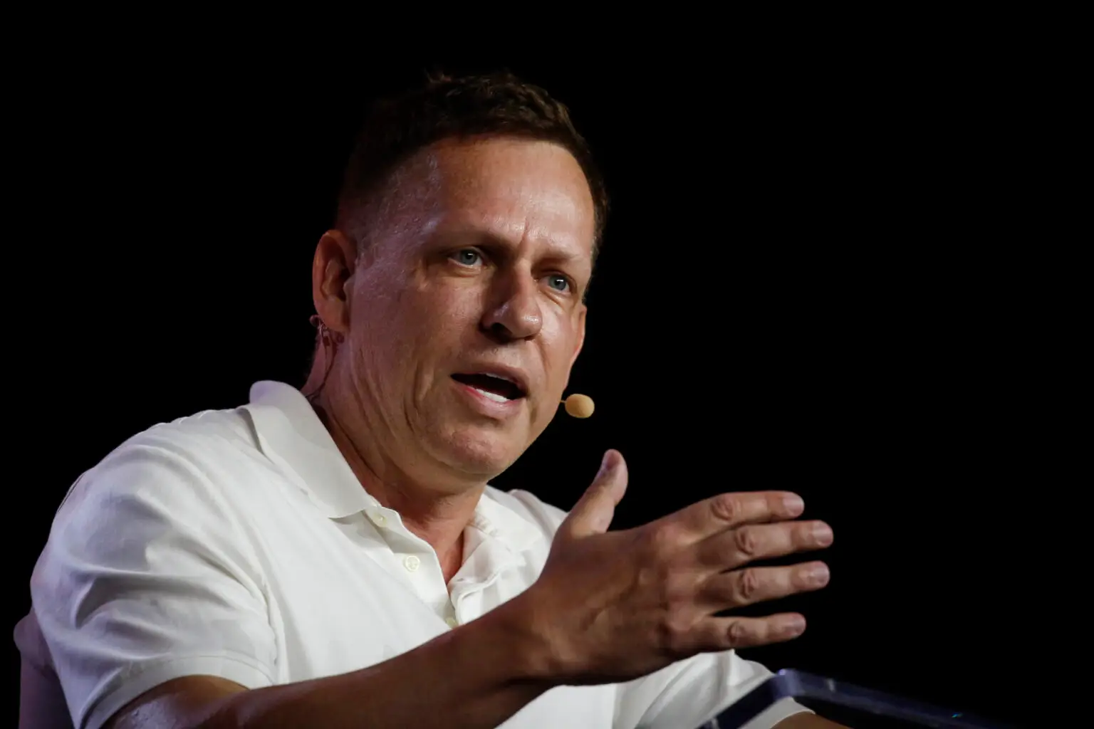 Peter Thiel ist kein gewöhnlicher Tech-Investor. Geboren 1967 in Frankfurt am Main und später in den USA eingebürgert, hat er eine Karriere hingelegt, die selbst in Silicon Valley Ehrfurcht einflößt. Nach seinem Abschluss an der Stanford University gründete er 1998 Confinity, das später mit Elon Musks X.com fusionierte und zu PayPal wurde. Der Verkauf an eBay 2002 für 1,5 Milliarden Dollar war nur der Anfang seiner beeindruckenden Investorenkarriere.