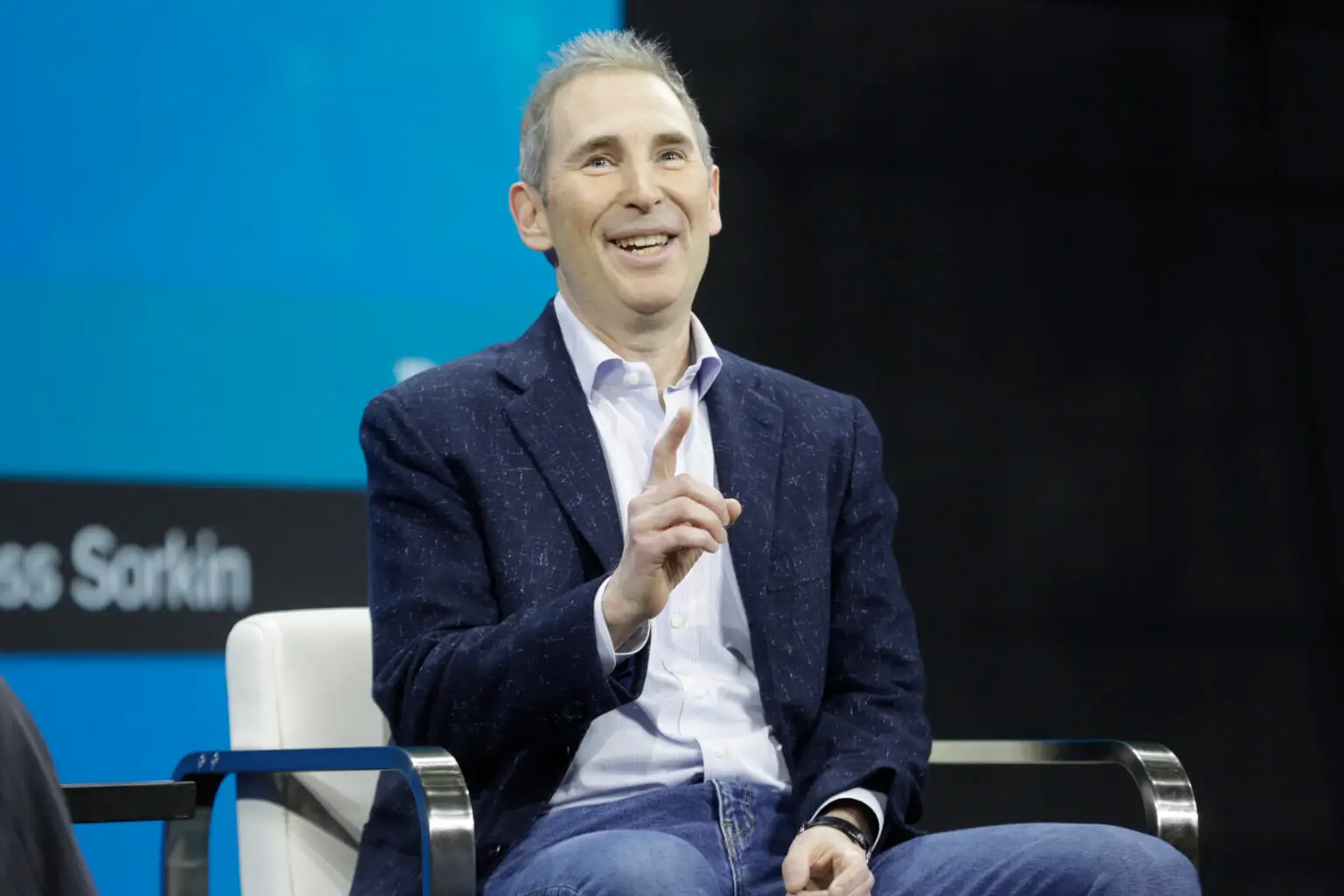 Andy Jassy ist der CEO von Amazon Web Services (AWS) und übernahm 2021 die Rolle des CEO von Amazon. Er war maßgeblich an der Entwicklung der Cloud-Computing-Dienste von Amazon beteiligt.