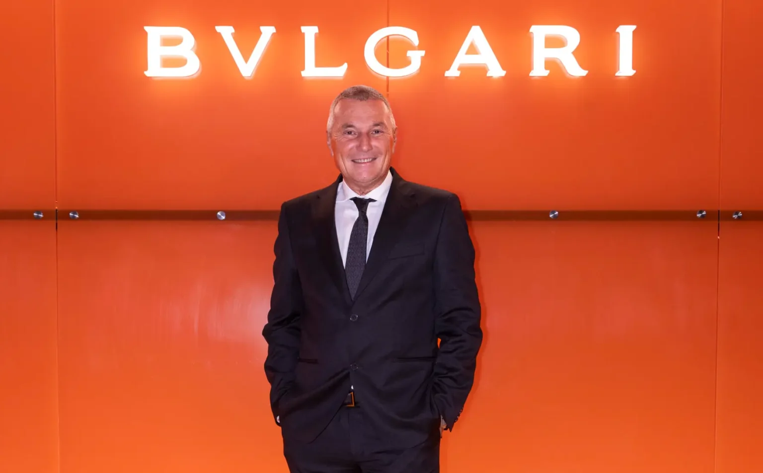 Jean-Christophe Babin ist kein typischer Luxusmanager. Seine Karriere begann 1983 bei Procter & Gamble, führte über Benckiser und Henkel, bevor er 2000 als CEO von TAG Heuer in die LVMH-Familie eintrat. Seit 2013 leitet er Bulgari und hat die italienische Traditionsmarke kontinuierlich transformiert. Bemerkenswert: Mit 66 Jahren wurde Babin kürzlich zusätzlich zum Leiter der gesamten Uhrensparte von LVMH ernannt – ein deutliches Signal, dass seine Innovationskraft und sein strategisches Gespür im Konzern höchste Wertschätzung genießen.