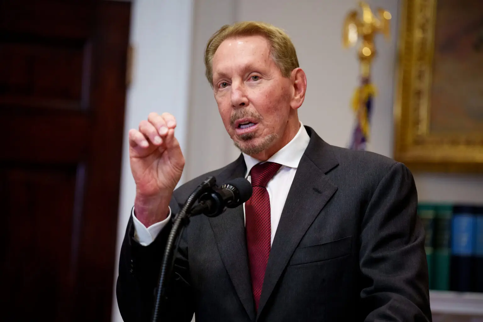 Larry Ellison ist nicht nur ein technologischer Pionier, sondern auch ein Visionär mit kontroversen Ansichten. Der 1944 in New York geborene Unternehmer gründete Oracle 1977 und formte es zu einem der weltweit führenden Technologiekonzerne. Nach fast vier Jahrzehnten als CEO wechselte er in die Rolle des Verwaltungsratsvorsitzenden und Chief Technology Officers – eine Position, die ihm erlaubt, die technologische Ausrichtung des Unternehmens maßgeblich zu beeinflussen.