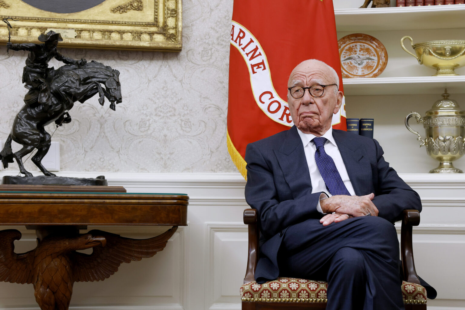 Als Rupert Murdoch 1952 im Alter von nur 21 Jahren die australische Zeitung "The News" erbte und 1953 deren Führung übernahm, ahnte niemand, dass dieser junge Mann einst ein globales Medienimperium aufbauen würde. Sein Geschäftsmodell war simpel, aber effektiv: Zeitungen und TV-Sender kaufen, restrukturieren und profitabel machen. Mit diesem Rezept schuf er einen der mächtigsten Medienkonzerne der Welt – die News Corporation.