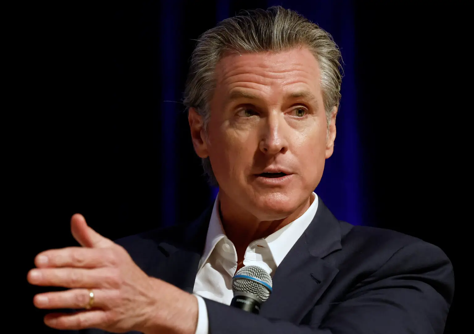 Mit der Unterzeichnung des SB 53 durch Gouverneur Gavin Newsom am 29. September 2025 führt der Bundesstaat wegweisende Transparenzregeln ein, die speziell auf große KI-Unternehmen abzielen. Das Gesetz verpflichtet Tech-Giganten zu umfassender Offenheit bei der Entwicklung von Frontier-Modellen – und könnte damit zum Vorbild für die gesamte Branche werden.