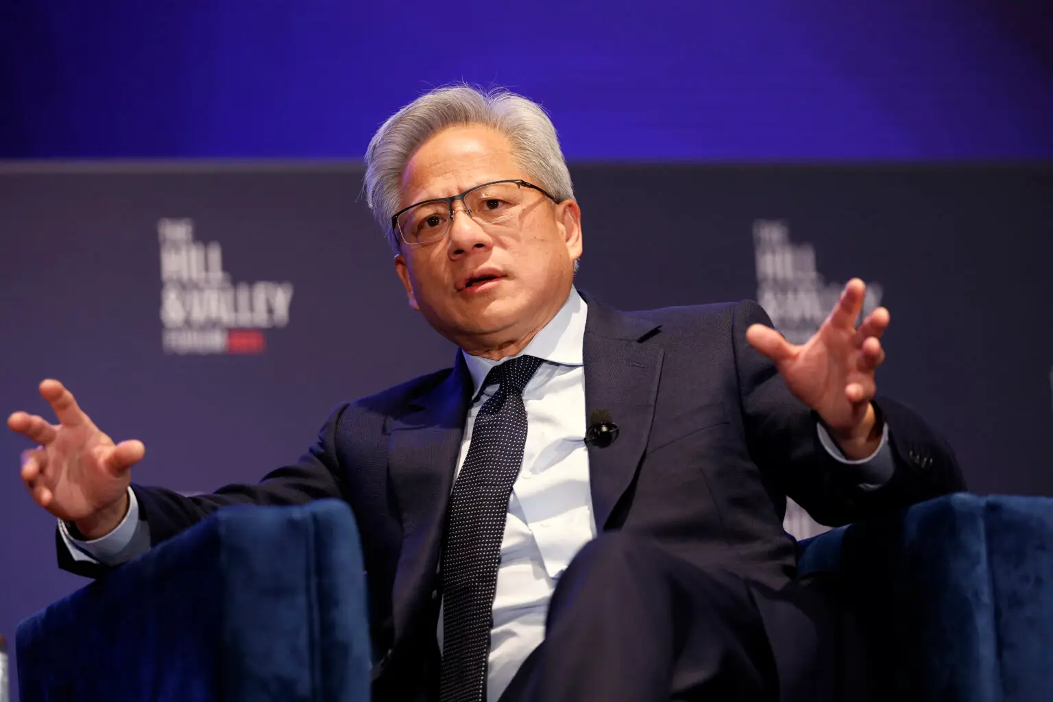 Chinas Kartellaufsicht hat am Montag schwere Vorwürfe gegen Nvidia, den amerikanischen Chip-Riesen, erhoben. Die Behörde für Marktregulierung erklärte, das Unternehmen habe bei der Übernahme von Mellanox Technologies im Jahr 2020 gegen chinesische Kartellgesetze verstoßen. Auf dem Bild zu sehen: Nvidia CEO Jensen Huang.